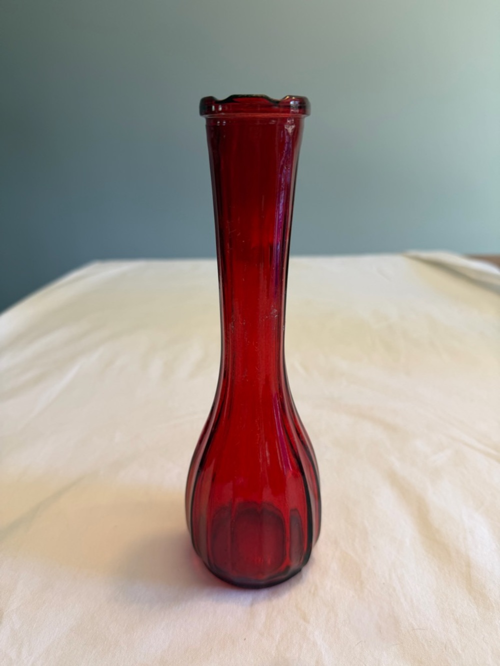 Red Glass Bud Vase - Elegant Home Accent - Picture 3 of 6